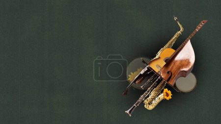 Foto de Combinación de diferentes instrumentos musicales. Violín, guitarra, trompeta, saxofón, clarinete, contrabajo. Arte contemporáneo. Concepto de música y festival, creatividad, minimalismo y surrealismo. Anuncio de cartel - Imagen libre de derechos