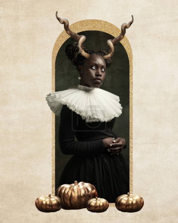 Téléchargez les photos : Jeune femme africaine médiévale en robe vintage noire avec col blanc et cornes d'animaux sur la tête. Fantôme. Oeuvres contemporaines. Concept d'Halloween, fête, célébration, surréalisme, fantaisie. Affiche, annonce - en image libre de droit