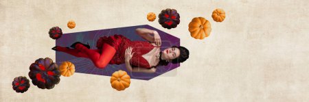 Téléchargez les photos : Elégante, belle femme en robe rouge couchée sur des citrouilles. Collage d'art contemporain. Concept d'Halloween, fête, célébration, surréalisme, imagination et fantaisie. Affiche, annonce. Bannière - en image libre de droit