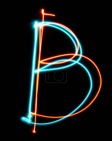 Foto de Letra B del alfabeto hecha de signo de neón. La imagen de luz roja azul, larga exposición con luces de hadas de colores, sobre un fondo negro. Concepto de diseño - Imagen libre de derechos