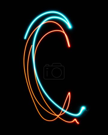 Foto de Letra C del alfabeto hecha de signo de neón. La imagen de luz roja azul, larga exposición con luces de hadas de colores, sobre un fondo negro. Concepto de diseño - Imagen libre de derechos