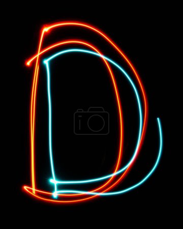 Foto de Letra D del alfabeto hecha de signo de neón. La imagen de luz roja azul, larga exposición con luces de hadas de colores, sobre un fondo negro. Concepto de diseño - Imagen libre de derechos