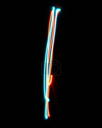 Foto de Letra I del alfabeto hecha de signo de neón. La imagen de luz roja azul, larga exposición con luces de hadas de colores, sobre un fondo negro. Concepto de diseño - Imagen libre de derechos