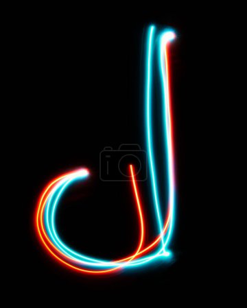 Foto de Letra J del alfabeto hecha de signo de neón. La imagen de luz roja azul, larga exposición con luces de hadas de colores, sobre un fondo negro. Concepto de diseño - Imagen libre de derechos