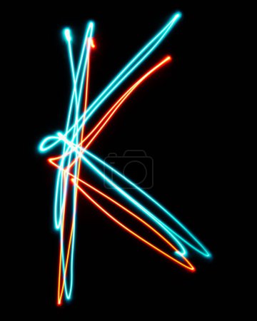 Foto de Letra K del alfabeto hecha de signo de neón. La imagen de luz roja azul, larga exposición con luces de hadas de colores, sobre un fondo negro. Concepto de diseño - Imagen libre de derechos