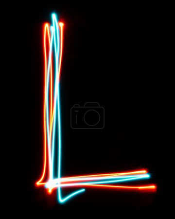 Foto de Letra L del alfabeto hecha de signo de neón. La imagen de luz roja azul, larga exposición con luces de hadas de colores, sobre un fondo negro. Concepto de diseño - Imagen libre de derechos