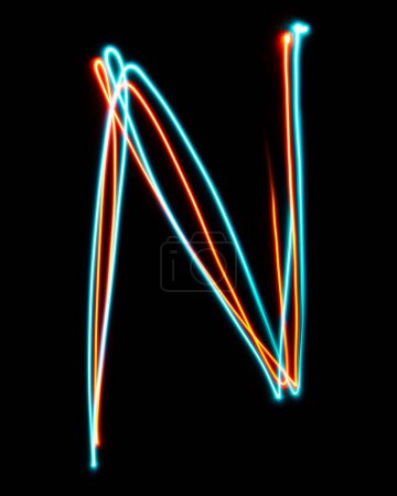 Foto de Letra N del alfabeto hecha de signo de neón. La imagen de luz roja azul, larga exposición con luces de hadas de colores, sobre un fondo negro. Concepto de diseño - Imagen libre de derechos
