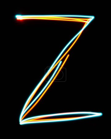 Foto de Letra Z del alfabeto hecha de signo de neón. La imagen de luz roja azul, larga exposición con luces de hadas de colores, sobre un fondo negro. Concepto de diseño - Imagen libre de derechos