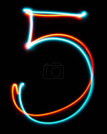 Foto de Número 5 del alfabeto hecho de letrero de neón. La imagen de luz roja azul, larga exposición con luces de hadas de colores, sobre un fondo negro. Concepto de diseño - Imagen libre de derechos