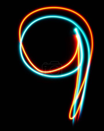 Foto de Número 9 del alfabeto hecho de letrero de neón. La imagen de luz roja azul, larga exposición con luces de hadas de colores, sobre un fondo negro. Concepto de diseño - Imagen libre de derechos