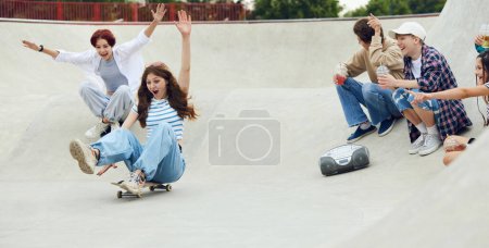 Téléchargez les photos : Joyeux, joyeux adolescentes, planche à roulettes sur skate park, avoir du plaisir et du temps détendu avec des amis. Concept de culture jeunesse, sport, dynamique, extrême, passe-temps, action et mouvement, amitié - en image libre de droit
