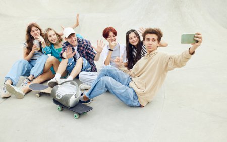 Photo for Friends, teens taking selfie, meeting on skate park for skateboarding and active leisure time. Happiness. Concept of youth culture, sport, dynamic, extreme, hobby, action and motion, friendship - Royalty Free Image