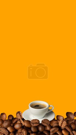 Foto de Copa con delicioso, aromático, café negro, americano con frijoles frescos aislados sobre fondo naranja. Volador. Concepto de bebida popular, sabor. Diseño mínimo. Copia espacio para el anuncio. Volante - Imagen libre de derechos