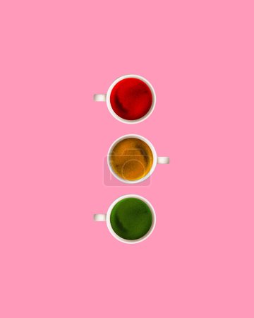 Téléchargez les photos : Feux de circulation. C'est l'heure du café. Tasses avec boissons colorées à l'intérieur isolé sur fond rose. Concept de boisson populaire, goût. Conception minimale. Espace de copie pour l'annonce. Dépliant - en image libre de droit