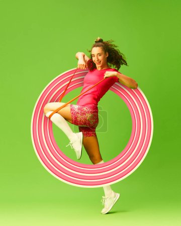 Foto de Entrenamiento positivo de mujeres jóvenes, haciendo ejercicios con expansores de fitness sobre fondo verde con elementos abstractos. collage de arte contemporáneo. Concepto de deporte, acción, movimiento, salud. Diseño creativo - Imagen libre de derechos
