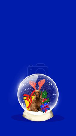 Téléchargez les photos : Mignon, beau chien avec des accessoires de tête debout autour de Noël présent sur fond bleu. Collage d'art contemporain. Concept de Noël, vacances d'hiver, créativité, inspiration. Affiche, annonce - en image libre de droit