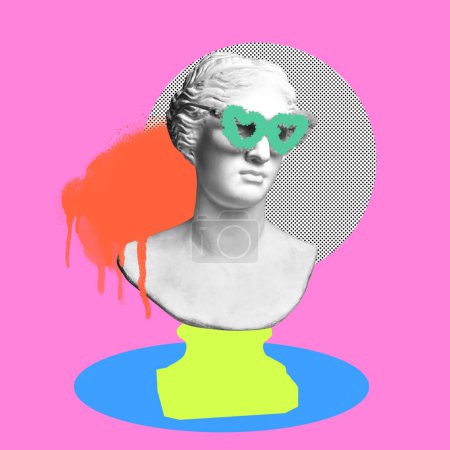 Téléchargez les photos : Buste de statue antique avec des lunettes moelleuses sur fond rose avec des éléments de design abstraits. Collage d'art contemporain. Concept de postmoderne, créativité, imagination, pop art. Design créatif - en image libre de droit