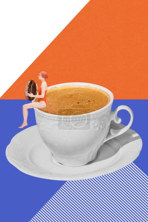 Foto de Chica joven en traje de baño sentado con grano de café en la taza con café negro recién hecho sobre fondo colorido. Concepto de comida y bebida, sabor, creatividad. Diseño colorido. Cartel. Copiar espacio para anuncio - Imagen libre de derechos