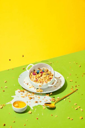 Foto de Cuenco con muesli dulce, cereal con bayas y leche sobre fondo amarillo verde. El desayuno. Concepto de comida saludable, nutrición, estilo pop art, sabor. Cartel. Copiar espacio para anuncio - Imagen libre de derechos