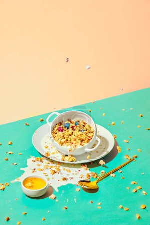 Foto de Cuenco con muesli dulce, cereal con bayas y leche sobre fondo pastel. Hora del desayuno. Concepto de comida saludable, nutrición, estilo pop art, sabor. Cartel. Copiar espacio para anuncio - Imagen libre de derechos