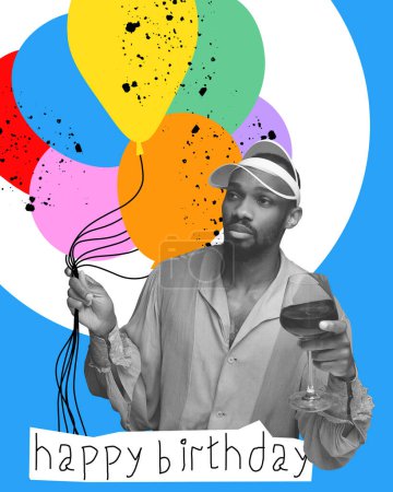 Téléchargez les photos : Jeune Africain buvant du vin rouge, tenant des ballons à air, célébrant son anniversaire. Design créatif. Concept de vacances, fête d'anniversaire, créativité, pop art, inspiration. Affiche, carte d'invitation - en image libre de droit