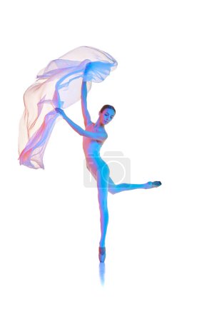 Foto de Mujer joven elegante y hermosa, bailarina de ballet de pie sobre punta, bailando con tela transparente aislada sobre fondo blanco en neón. Concepto de belleza, danza clásica, arte, elegancia, coreografía - Imagen libre de derechos