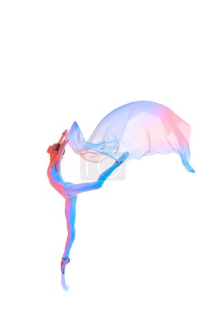 Téléchargez les photos : Légèreté et liberté. Belle jeune danseuse de ballet en mouvement avec un tissu transparent volant isolé sur fond blanc au néon. Concept de beauté, danse classique, art, élégance, chorégraphie - en image libre de droit