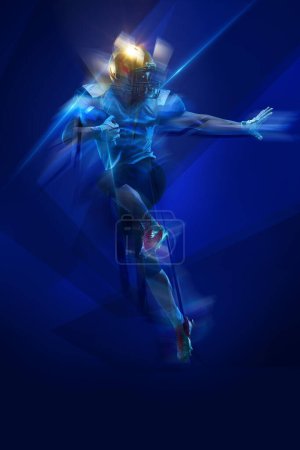Foto de Imagen dinámica del jugador de fútbol americano en movimiento con pelota sobre fondo azul oscuro en luz de neón. Ganador. Concepto de evento deportivo, campeonato, apuestas, juego. Póster para anuncio - Imagen libre de derechos