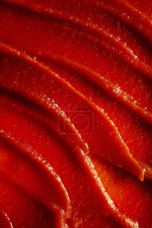 Foto de Imagen texturizada de ketchup fresco, delicioso y salado. Añadiendo sabor adicional para la comida, salsa. Concepto de alimentos, alimentación saludable, orgánicos, productos caseros - Imagen libre de derechos