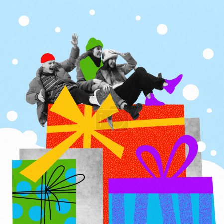 Glücklich lächelnd sitzen kleine Jungen und Mädchen auf riesigen Geschenken vor hellblauem Hintergrund. Collage zeitgenössischer Kunst. Konzept der Winterferien, Weihnachten und Neujahr, Urlaub. Kreatives Design