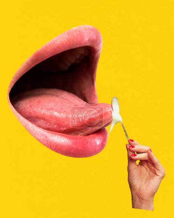 Foto de Amplia crema de boca femenina abierta y gigante con fondo amarillo cuchara vintage. collage de arte contemporáneo. Concepto de comida, gusto, surrealismo, creatividad. Estilo pop art. Póster, anuncio - Imagen libre de derechos