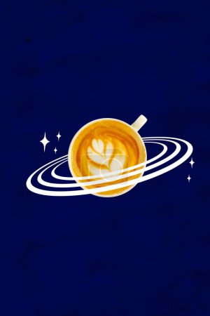 Téléchargez les photos : Saturne forme de planète. Cappuccino frais et délicieux avec art du lait sur fond bleu. Collage d'art contemporain. Concept de boisson, surréalisme, art abstrait, créativité, inspiration. Affiche, annonce - en image libre de droit