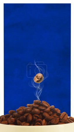 Foto de Taza con aromáticos granos de café frescos y deliciosos sobre fondo azul. collage de arte contemporáneo. Concepto de bebida popular, surrealismo, arte abstracto, creatividad, inspiración. Póster, anuncio - Imagen libre de derechos
