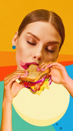 Foto de Mujer joven comiendo sándwich con los ojos cerrados sobre fondo colorido, delicioso restaurante. collage de arte contemporáneo. Concepto de comida rápida, sabor, desayuno, merienda, estilo pop art. Póster para anuncio - Imagen libre de derechos