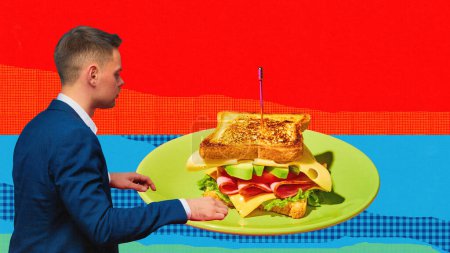 Foto de Hombre en traje desayunando con delicioso sándwich de club, comiendo sobre fondo rojo azul. collage de arte contemporáneo. Concepto de comida rápida, sabor, desayuno, merienda, estilo pop art. Póster para anuncio - Imagen libre de derechos