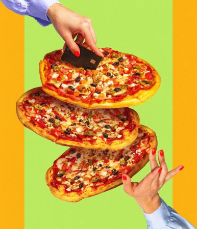 Foto de Compras de comida y entrega. Tres pizzas con verduras y salsa de tomate sobre fondo colorido. Arte contemporáneo. Concepto de cultura italiana, cocina, comida, estilo pop art. Póster para anuncio - Imagen libre de derechos