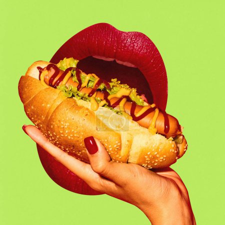 Foto de Boca femenina gigante con lápiz labial rojo degustando delicioso hot dog sobre fondo verde. collage de arte contemporáneo. Concepto de comida callejera rápida, delicioso sabor, alimentación poco saludable. Póster para anuncio - Imagen libre de derechos