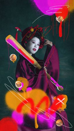 Foto de Mujer joven en kimono de pie con bate de béisbol sobre fondo verde oscuro con elementos coloridos abstractos. collage de arte contemporáneo. Concepto de deporte, comparación de épocas, estilo retro, creatividad. - Imagen libre de derechos