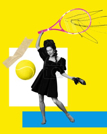 Foto de Mujer joven hermosa y elegante en vestido de la falta, bailando con raqueta de tenis sobre fondo amarillo brillante. Arte contemporáneo. Concepto de deporte, creatividad, imaginación, comparación de épocas, historia - Imagen libre de derechos