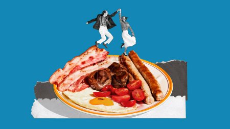Foto de Feliz joven hombre y mujer en ropa retro bailando en plato con desayuno inglés con huevos, salchichas y tocino. collage de arte contemporáneo. Concepto de comida, creatividad, surrealismo, estilo pop art - Imagen libre de derechos