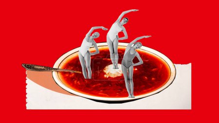 Téléchargez les photos : Trois jeunes femmes en maillot de bain debout dans une assiette avec de la soupe de betterave rouge, borch sur fond rouge. Collage d'art contemporain. Concept de nourriture, créativité, imagination, surréalisme, style pop art - en image libre de droit