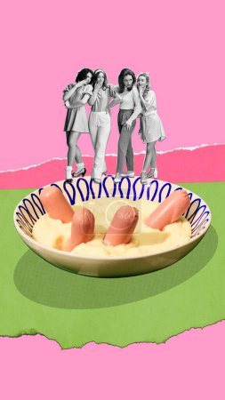 Téléchargez les photos : Élégantes belles jeunes femmes debout sur l'assiette avec de la purée de pommes de terre et des saucisses sur fond rose. Collage d'art contemporain. Concept de nourriture, créativité, imagination, surréalisme, style pop art - en image libre de droit