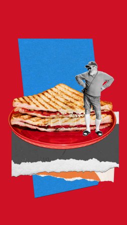 Téléchargez les photos : Homme âgé, touriste debout près de plater avec délicieux sandwich sur fond coloré. Collage d'art contemporain. Concept de nourriture, créativité, imagination, surréalisme, style pop art - en image libre de droit