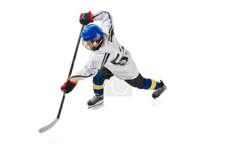 Foto de Vista superior de la imagen de niña, jugador de hockey en movimiento durante el juego, entrenamiento, jugando aislado sobre fondo blanco. Concepto de deporte profesional, competición, juego, acción, hobby - Imagen libre de derechos