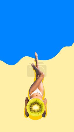 Téléchargez les photos : Jeune femme mince avec tête de kiwi couché sur la plage près de la mer, l'océan et les bains de soleil. Détendez-vous. Collage d'art contemporain. Concept de créativité, ambiance estivale, voyage, surréalisme, art abstrait - en image libre de droit