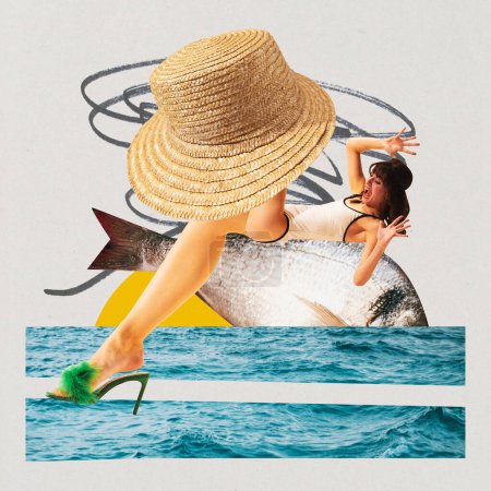 Téléchargez les photos : Jeune femme émotionnelle en maillot de bain chevauchant des poissons géants avec chapeau de paille sur fond abstrait avec mer. Collage d'art contemporain. Concept d'été, vacances, voyage, tourisme, surréalisme, inspiration - en image libre de droit