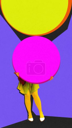 Foto de Mujer joven en medias de colores y ropa con círculos multicolores sobre fondo púrpura. collage de arte contemporáneo. Concepto de surrealismo, estilo pop art, creatividad. Espacio vacío para insertar su espacio. - Imagen libre de derechos