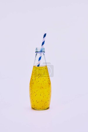 Foto de Botella de deliciosa limonada agridulce con paja aislada sobre fondo claro. Concepto de bebida, comida, sabor, refresco, verano - Imagen libre de derechos