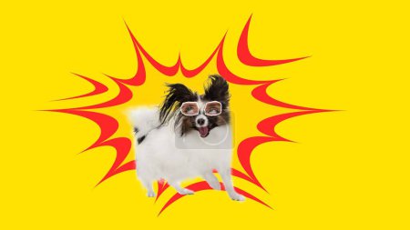 Téléchargez les photos : Petit chien de race avec des yeux féminins jouant sur fond jaune. Collage d'art contemporain. Concept de plaisir, mème, animaux, émotions, surréalisme, inspiration - en image libre de droit