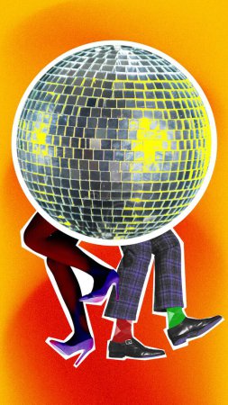 Téléchargez les photos : Jambes masculines et féminines dansant sous une boule de disco géante sur fond jaune vif. Collage d'art contemporain. Concept de vacances, célébration, fête, plaisir et joie, rencontre. Design coloré. Affiche - en image libre de droit
